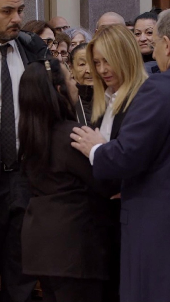 L’addio a Domenico. Meloni abbraccia mamma Patrizia, la folla chiede giustizia