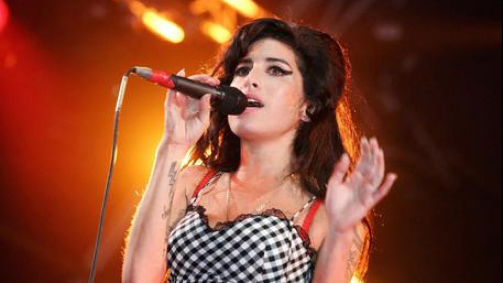 L’amico di una vita di Amy Winehouse, Tyler James ospite su RTL 102.5: “Sono stato con lei per tutta la vita, fino alla fine. Per lei è stato difficile essere Amy Winehouse”