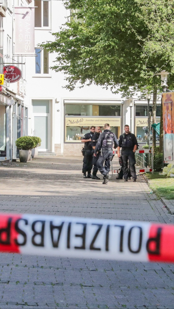 L’attentato di Solingen rivendicato dall’Isis, la polizia conferma l’arresto di un siriano, nel pomeriggio un altro fermo