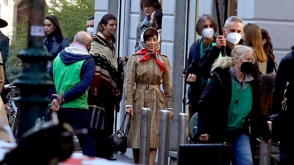 Lady Gaga a Milano per le riprese del film Gucci, la popstar è Patrizia Reggiani, mandante dell'omicidio dell'ex marito
