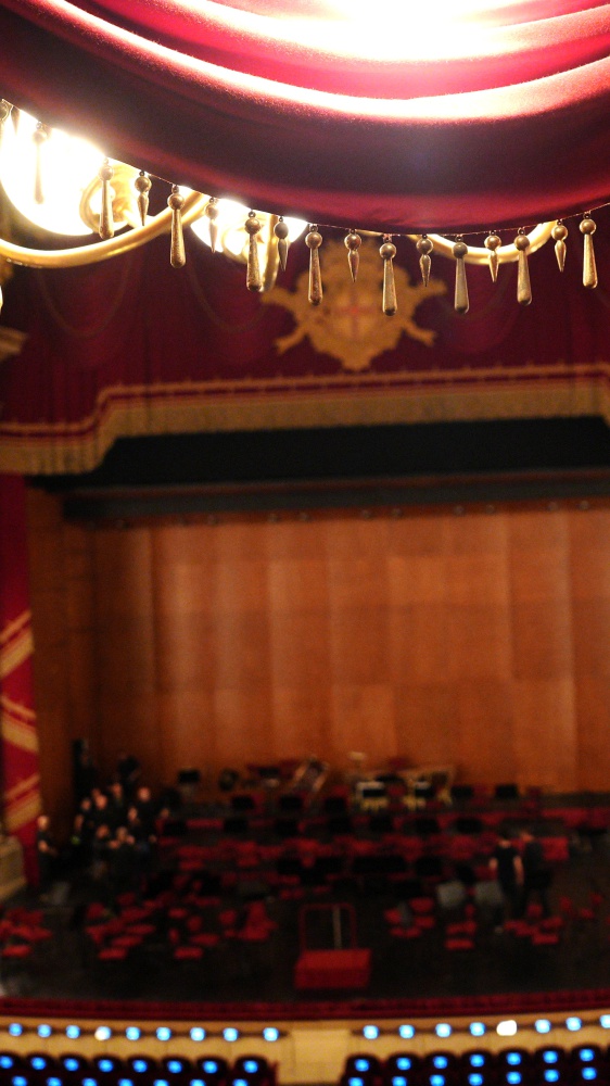 L’eleganza torna d’obbligo al Teatro Alla Scala di Milano, in vigore il dress code