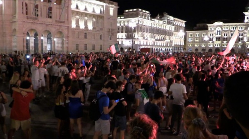 L’esplosione di festa (e di follia) per l’Italia Campione d’Europa. La delusione (e rabbia) degli inglesi