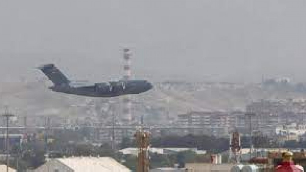 L’ultimo aereo Usa ha lasciato Kabul. I talebani festeggiano e rivendicano, è vittoria degli afghani