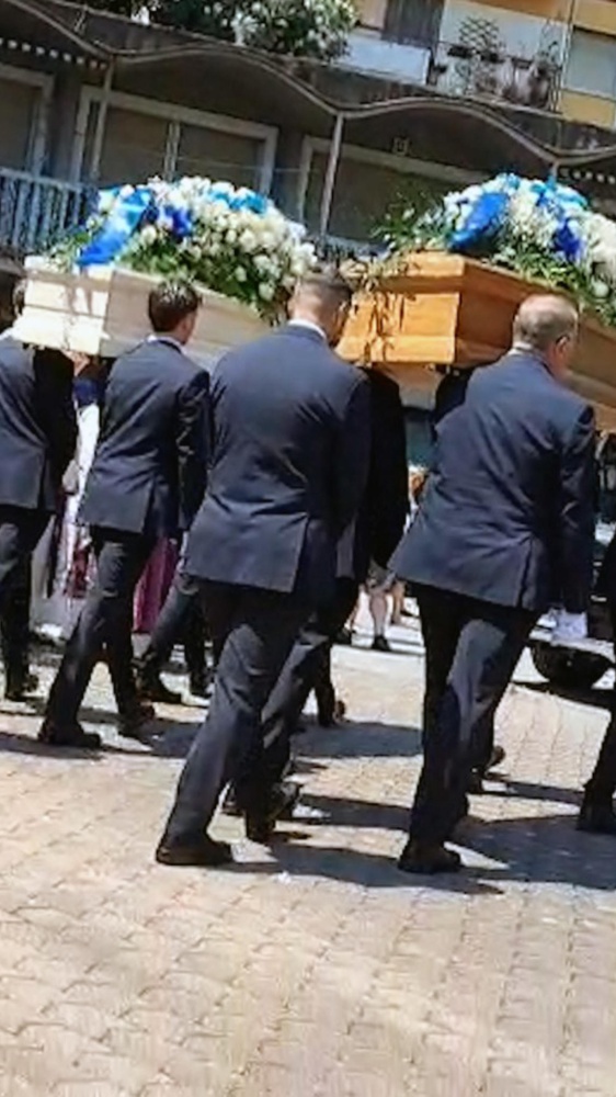 L’ultimo saluto a Monica e Giorgia, Pegli si stringe attorno alla famiglia delle due sub