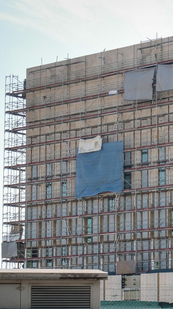 Lavoratori indiani trattati come schiavi nel cantiere del consolato Usa a Milano, fermato un manager del colosso Caddell