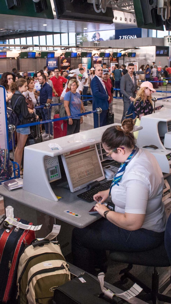 Le associazioni dei Consumatori lanciano l’allarme: l’UE taglia gli indennizzi per i voli aerei