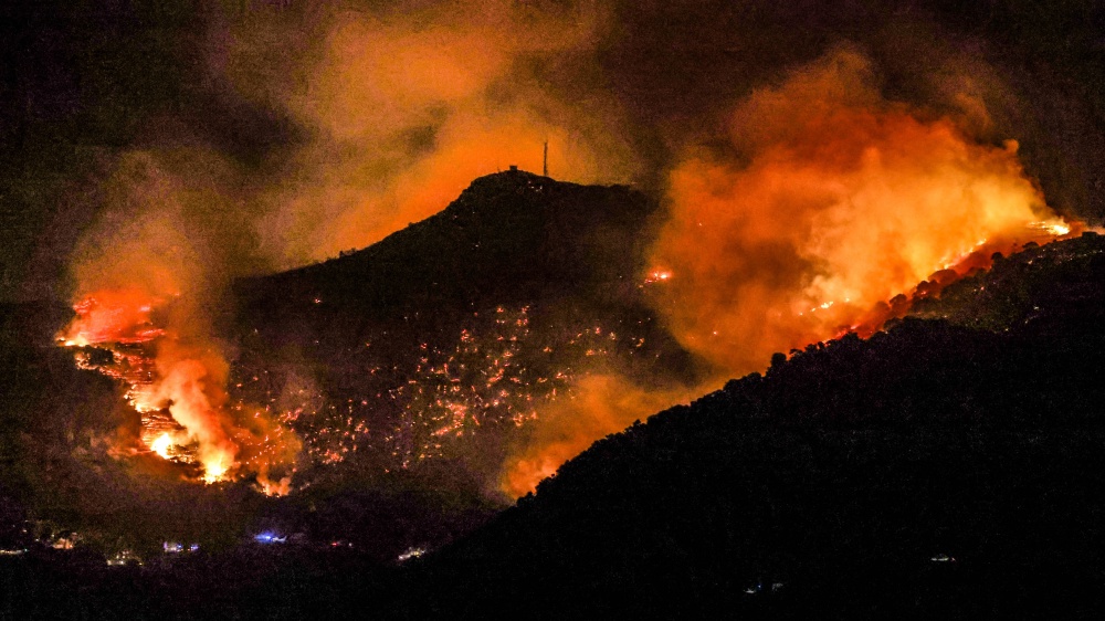 Le isole Hawaii devastate dagli incendi, ci sono almeno 36 morti, turisti costretti a fuggire