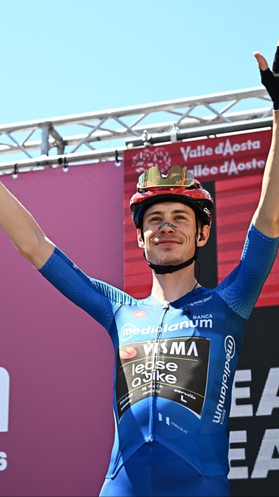 LE MANI DI VINGEGAARD SUL GIRO, IL DANESE VINCE ANCHE A PILA