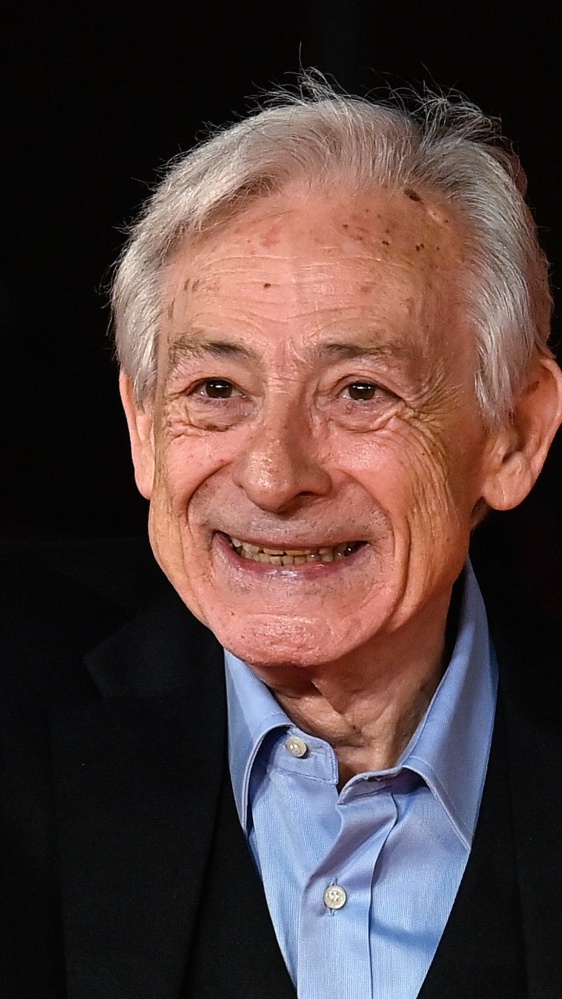 Leo Gullotta compie gli anni, auguri all'attore che ha incantato il pubblico con risate e lacrime