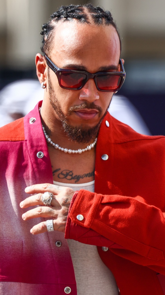 Lewis Hamilton tra presunti flirt e sport estremi: come si rilassa nell'attesa della nuova stagione di F1 in Ferrari