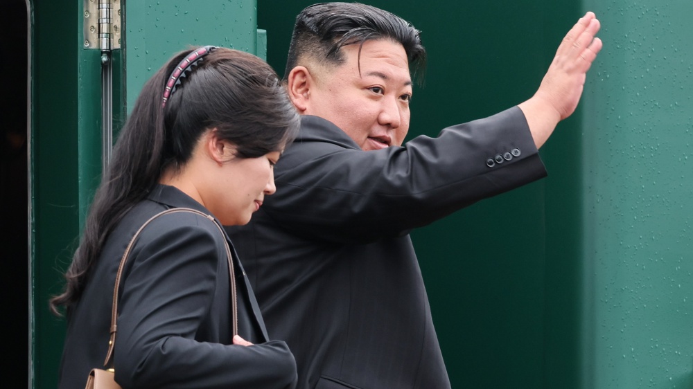 Lo sfoggio di preziosi di Kim (e seguito) durante la visita in Russia. Mentre i nordcoreani, si dice, vivono in povertà