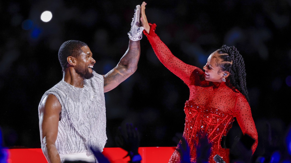Lo show di Usher infiamma l'halftime del Super Bowl: è il trionfo del pop anni Duemila