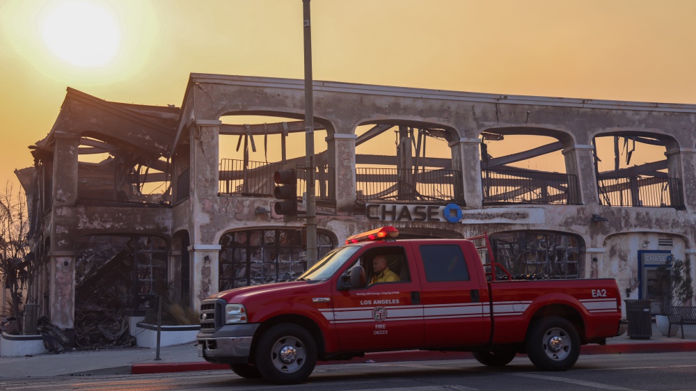 Incendi in California, cinque i roghi ancora attivi. Fumo a Los Angeles, miliardi di dollari di danni