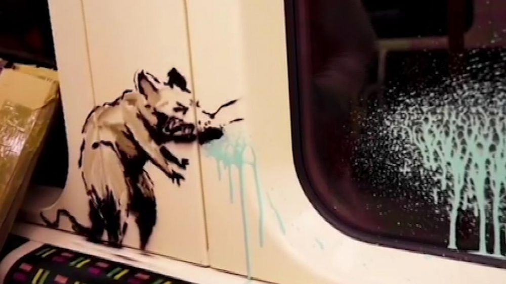 Banksy si traveste da sanificatore e realizza una nuova opera nella metro di Londra