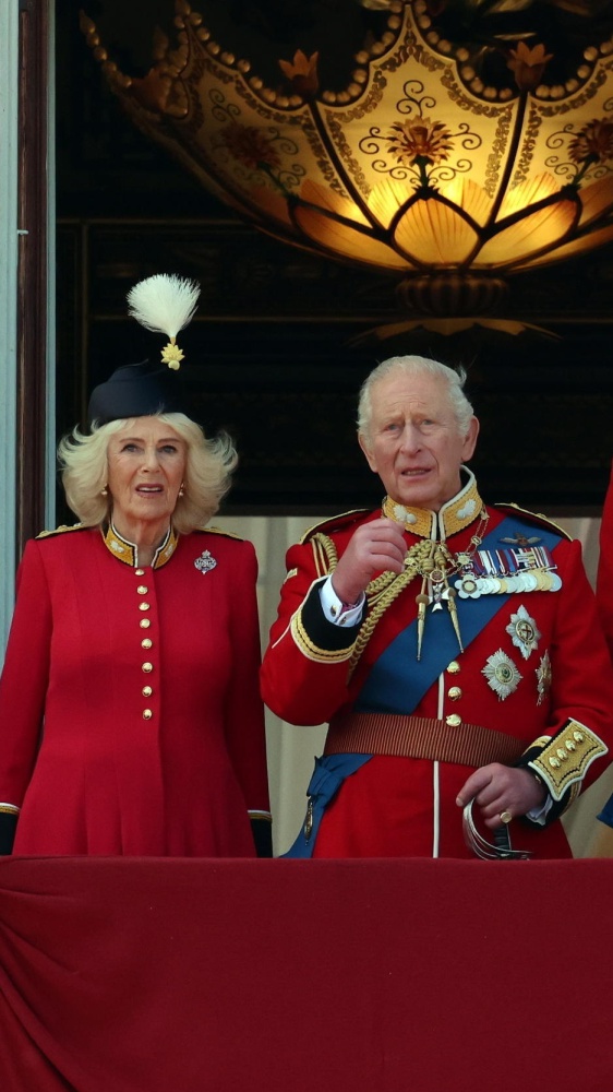 Londra: festa grande per il compleanno ufficiale di Re Carlo, in migliaia per la parata del Trooping the Colour