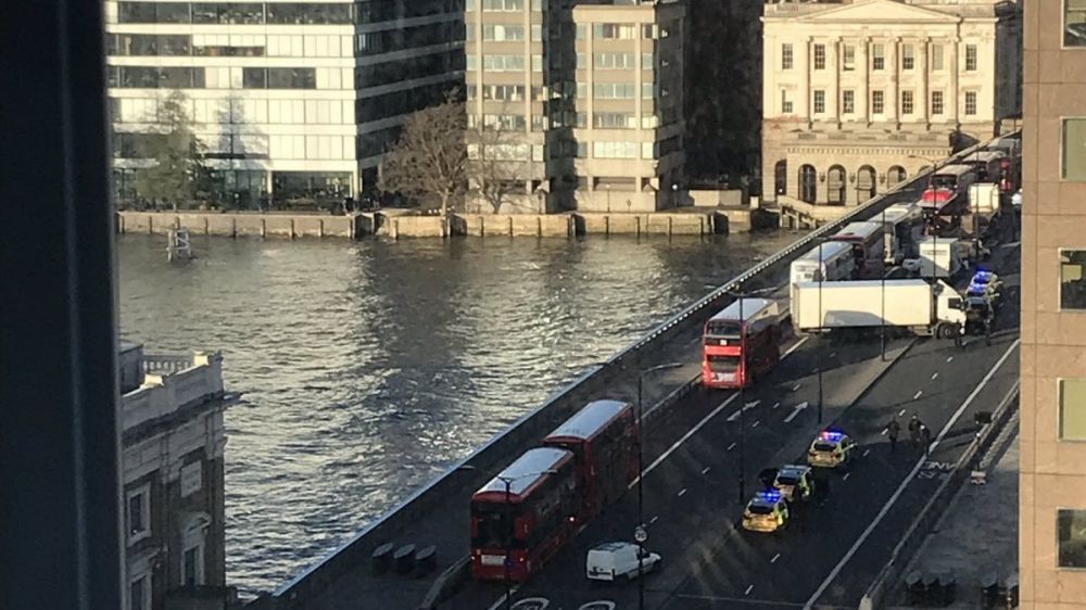 Londra, uomo armato di coltello aggredisce passanti, diversi feriti