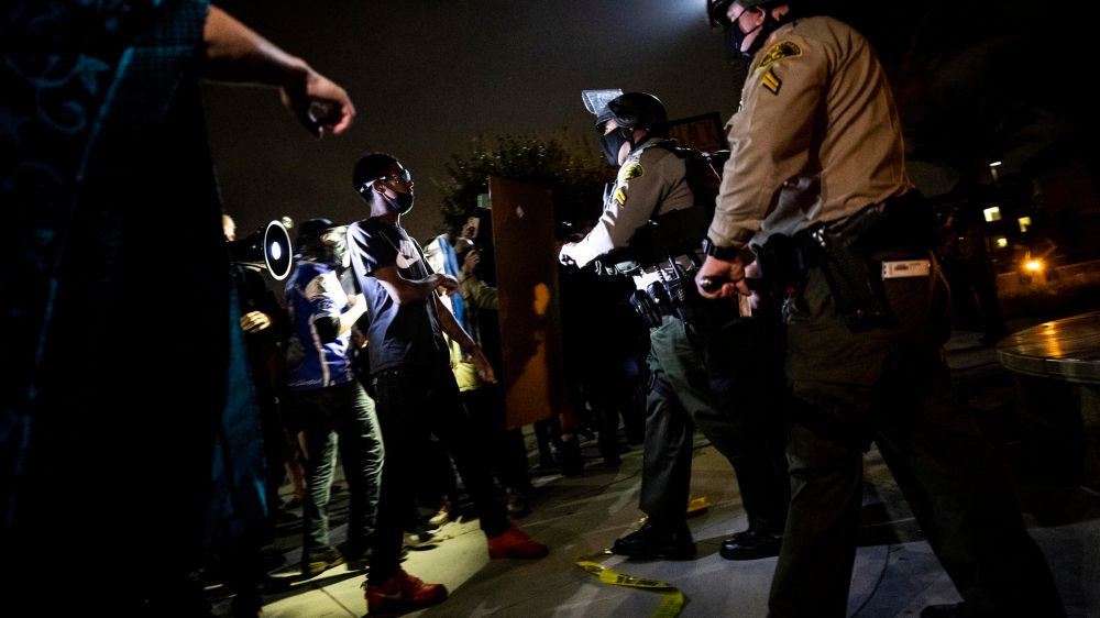Los Angeles, afroamericano ucciso dalla polizia, scoppia la protesta