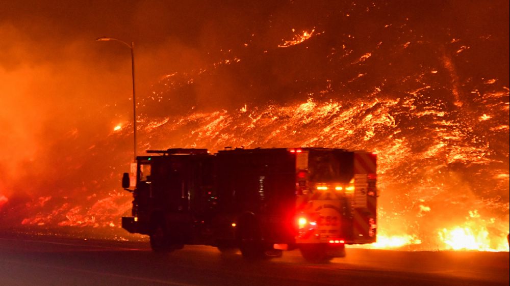 Los Angeles, maxi incendio, 100mila evacuati e un morto