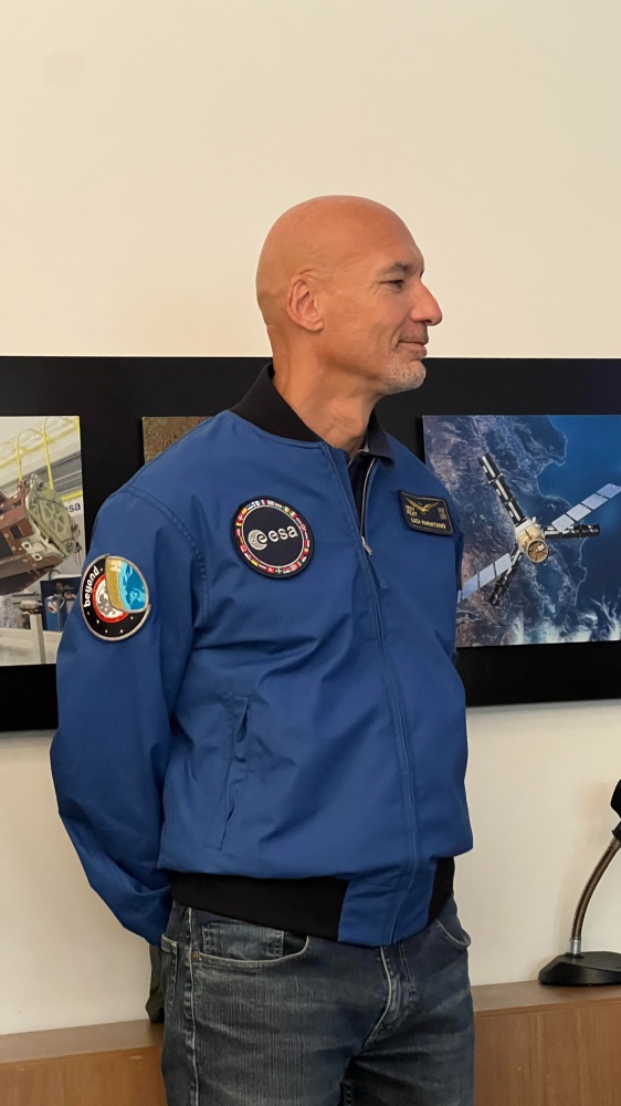 Luca Parmitano presenta il suo nuovo libro "Camminare tra le stelle". Allacciatevi le cinture, si parte per lo spazio