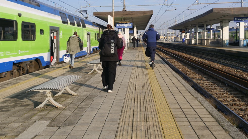 Lunedì a rischio per chi viaggia in treno, stop di 8 ore. Lo sciopero dei sindacati di base riguarda Fs, Italo e Trenord