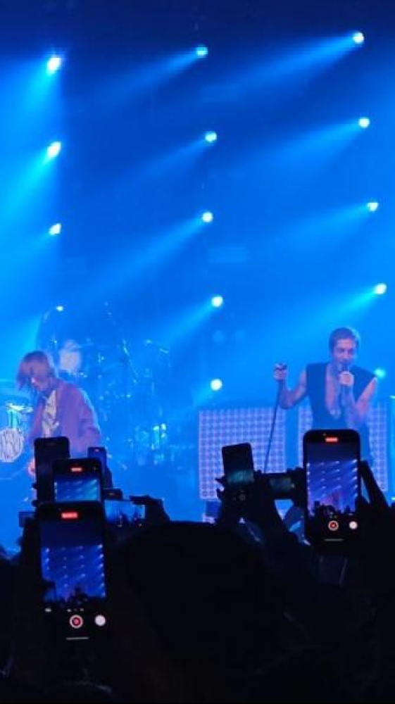 Luxottica, perché l’azienda ha sospeso con una mail la cena di Natale, dopo il concerto dei Maneskin e di altre star