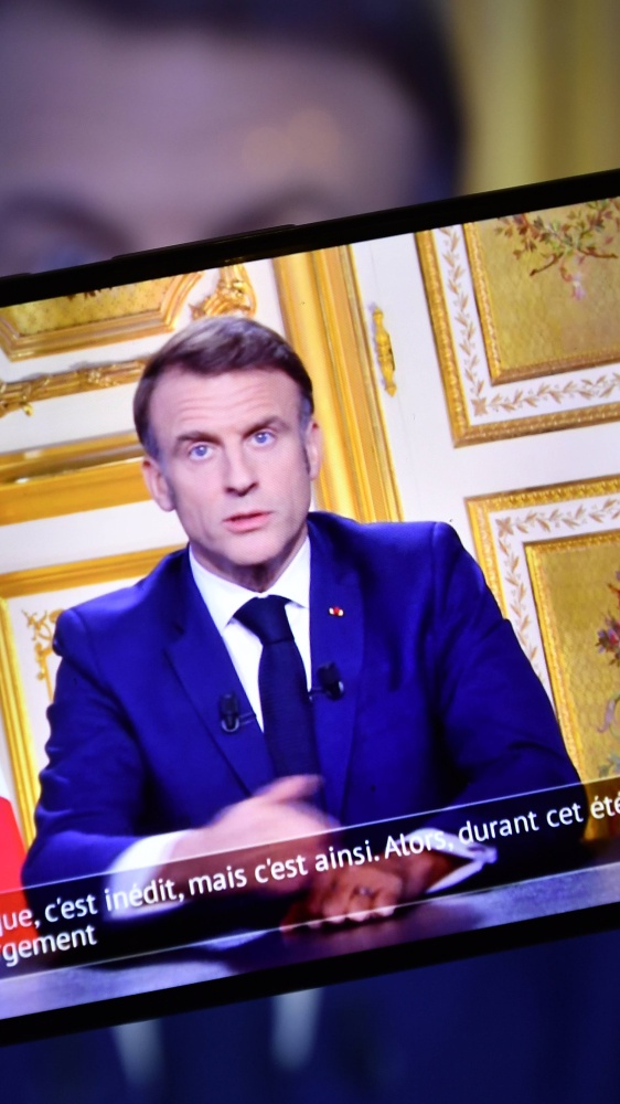 Macron punta al centro, vuole restare in carica fino al 2027, tra due giorni un nuovo incarico