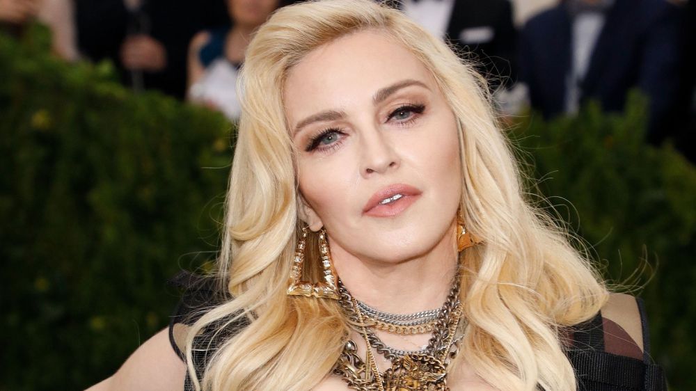 Madonna: “La cura per il Coronavirus esiste già, ma vogliono guadagnarci”, Instagram censura il video