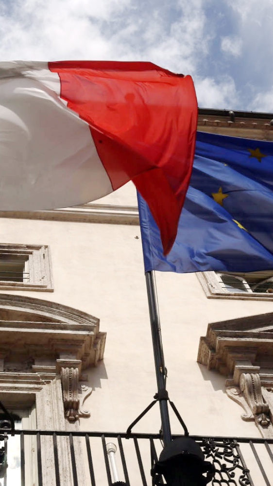 Maggioranza, Fratelli d’Italia: “Bandiere dell’Ue e dell’Italia esposte con decoro o scatta la multa”