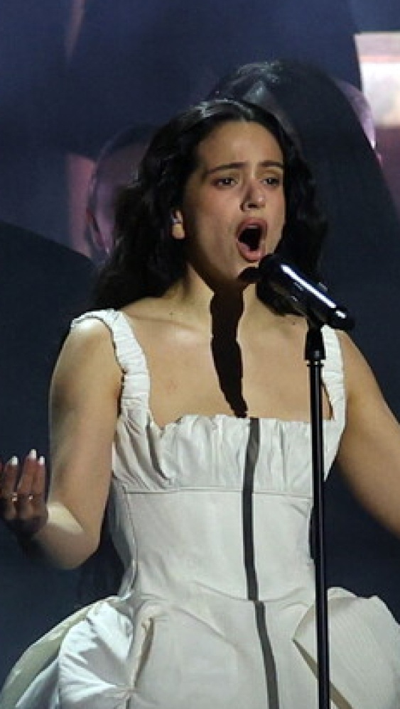 Malore sul palco per Rosalía, concerto interrotto a Milano