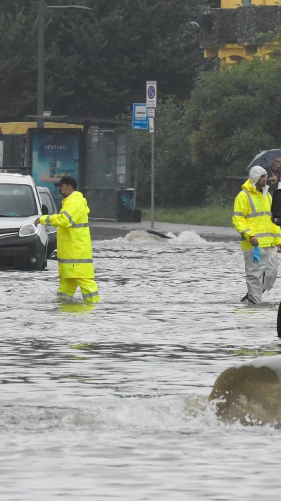 Maltempo, a Milano esonda il Seveso, nell'Alessandrino si cerca una donna dispersa