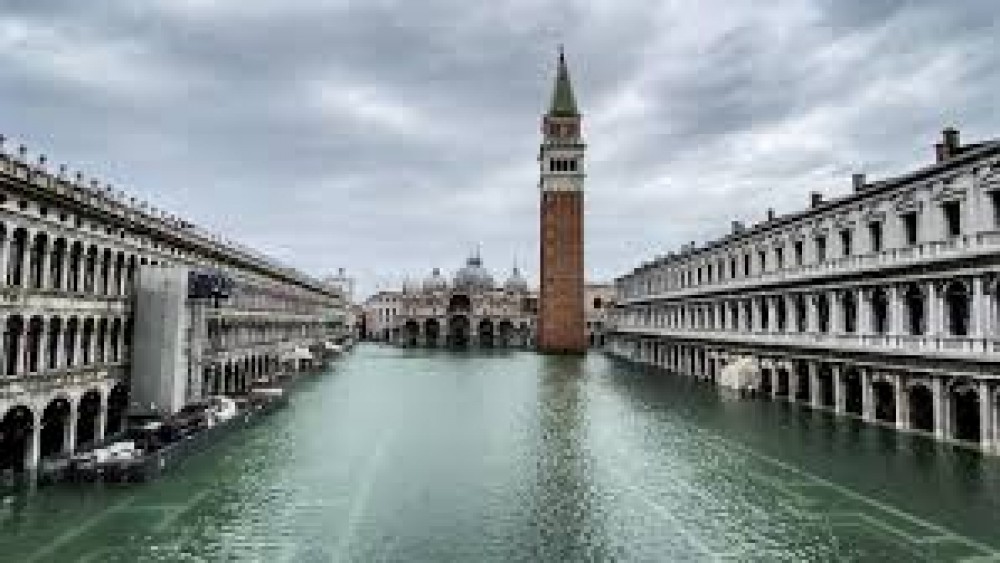 Maltempo al nord, la città di Venezia finisce sott'acqua, il Mose non è stato attivato in tempo, marea oltre i 140 cm