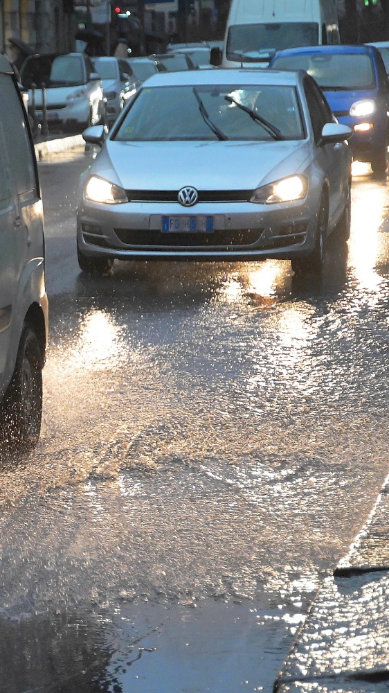 Maltempo, bomba d’acqua a Firenze. Crolla un muro a Genova