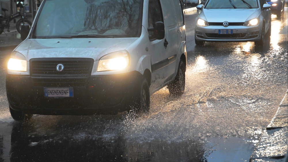 Maltempo, bomba d’acqua a Firenze. Crolla un muro a Genova