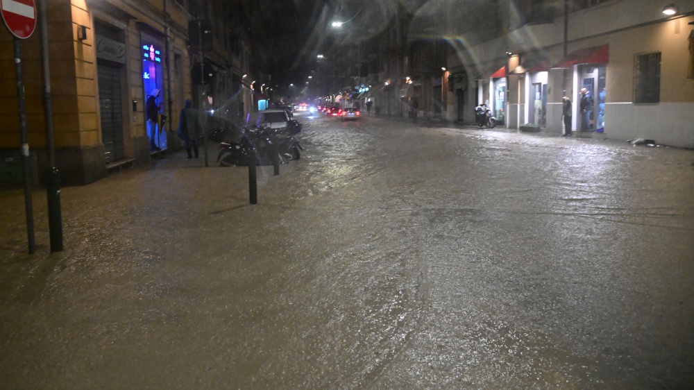 Maltempo in Italia,  allagamenti e disagi in Emilia-Romagna, torrenti esondati e strade chiuse