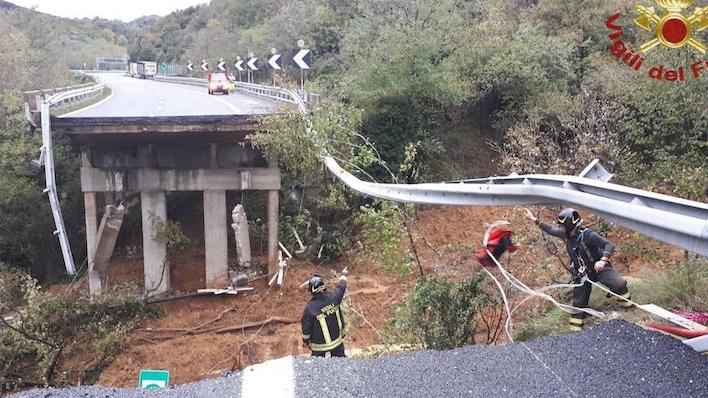 Maltempo in Liguria, la Procura chiude un tratto della A26