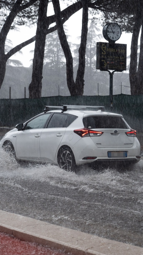 Maltempo in Toscana, travolti dall'acqua e dispersi una nonna e il nipotino di cinque mesi