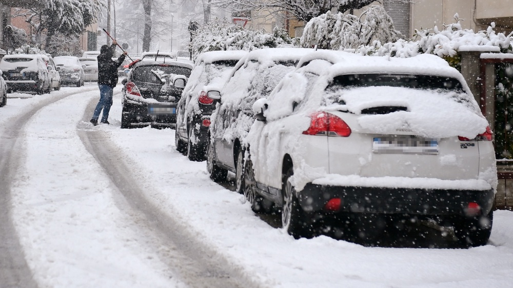 Maltempo: neve al Nord, comuni isolati in Val d'Aosta, in Alto Adige, morto sedicenne per una valanga