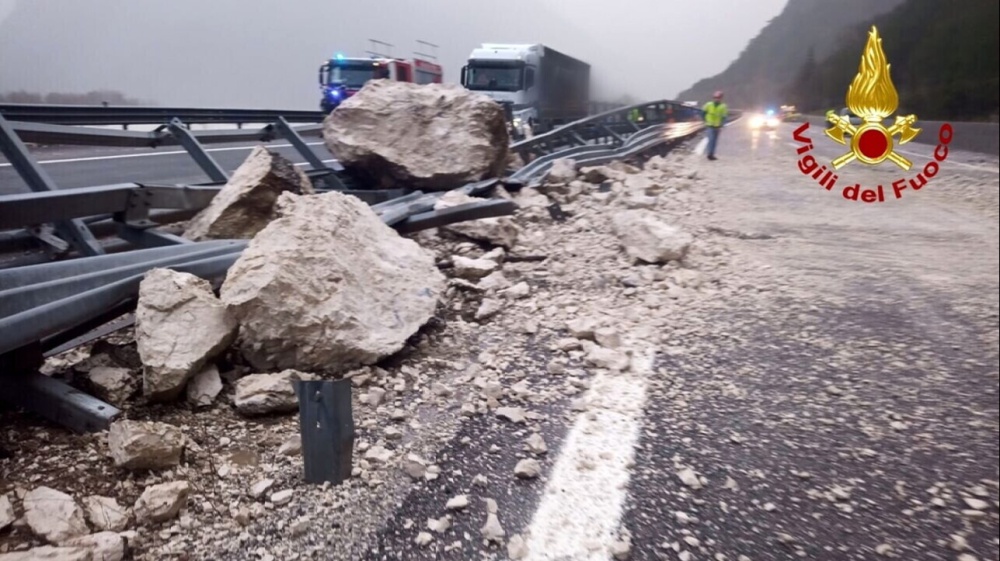Maltempo, Pasquetta instabile e allerta arancione in tre regioni, frana sull'autostrada A23 in Friuli
