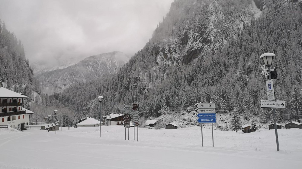 Maltempo, seconda forte perturbazione del mese di dicembre, nevicate anche a bassa quota al nord, una vittima a Varese
