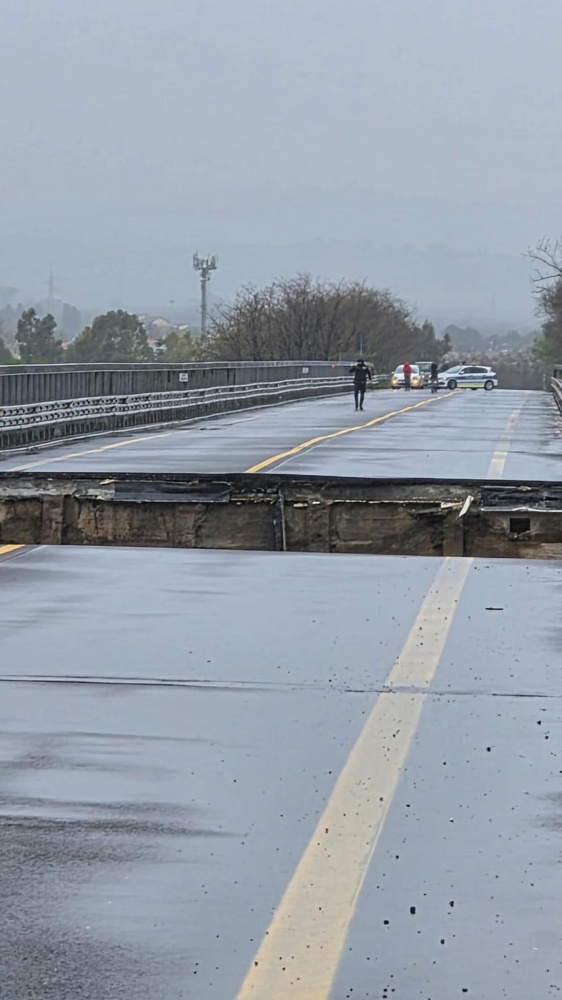 Maltempo senza sosta in Abruzzo, Molise e Puglia: ponte crolla sul fiume Trigno, chiuso un altro, disagi e ancora allerta rossa
