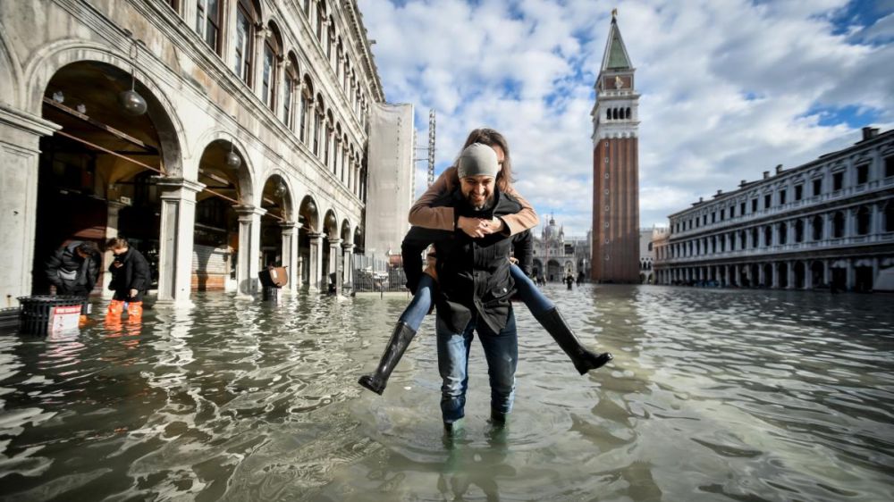 Maltempo, volontari a lavoro a Venezia, sale l'Arno a Firenze