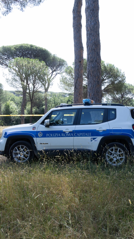 Mamma e figlia trovate morte a Roma, sarebbero americane, come un uomo ora ricercato per omicidio, sarebbe stato arrestato in Grecia