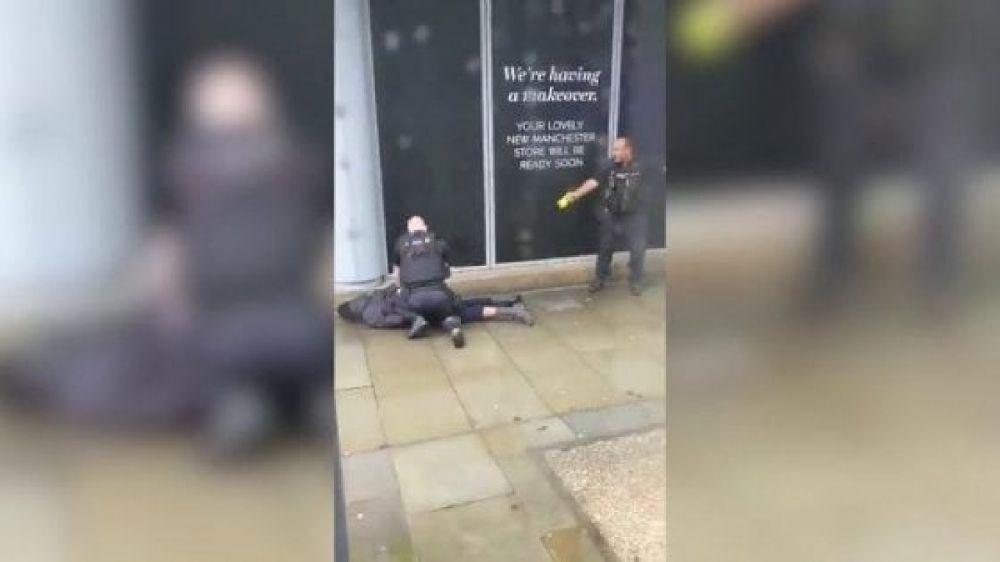 Manchester, cinque persone accoltellate in un centro commerciale