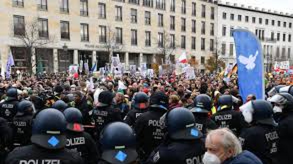 Manifestazione dei negazionisti a Berlino, in Germania, oltre duecento le persone fermate dalle forze dell'ordine
