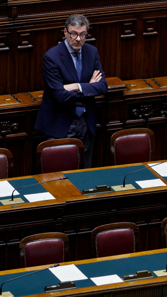 Manovra blindata alla Camera. Ira delle opposizioni: 'Non siamo passacarte'. In aula il ministro Giorgetti