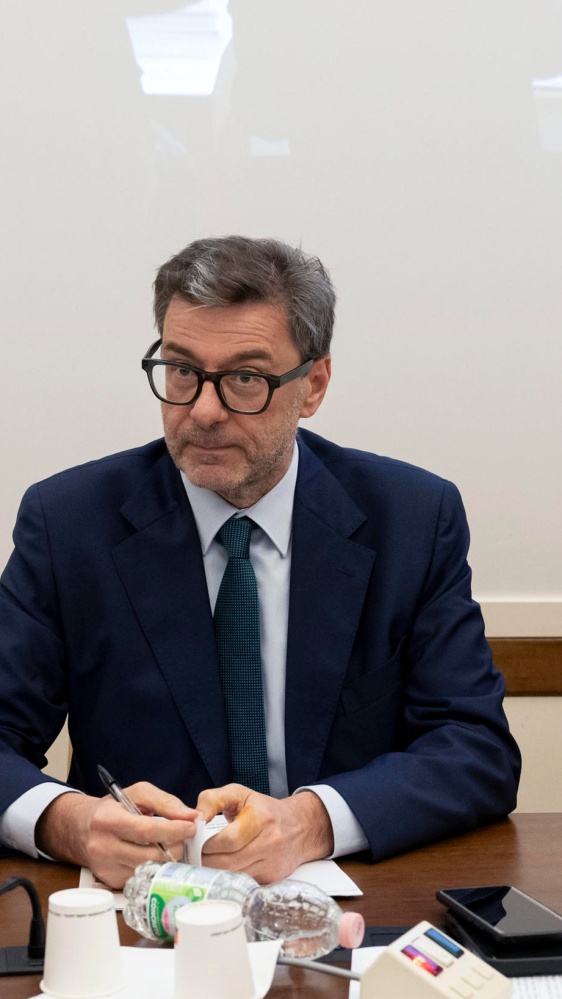 Manovra, da Bankitalia a Istat: “Avvantaggia i ricchi”. Ma Giorgetti: “Il taglio dell’Irpef tutela i redditi medi”