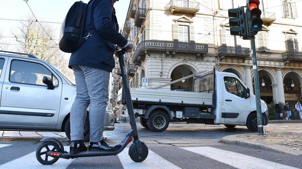 Manovra, i monopattini potranno circolare come le biciclette