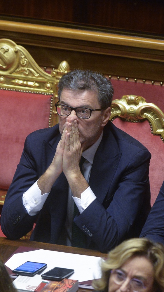 Manovra, il governo pensa a meno tasse per chi fa figli. Il ministro Giorgetti studia il quoziente familiare