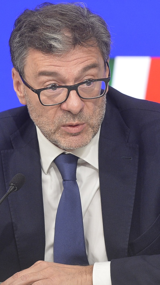 Manovra, il ministro dell’Economia Giorgetti: “No a nuove tasse, sacrifici per banche, assicurazioni e dicasteri”