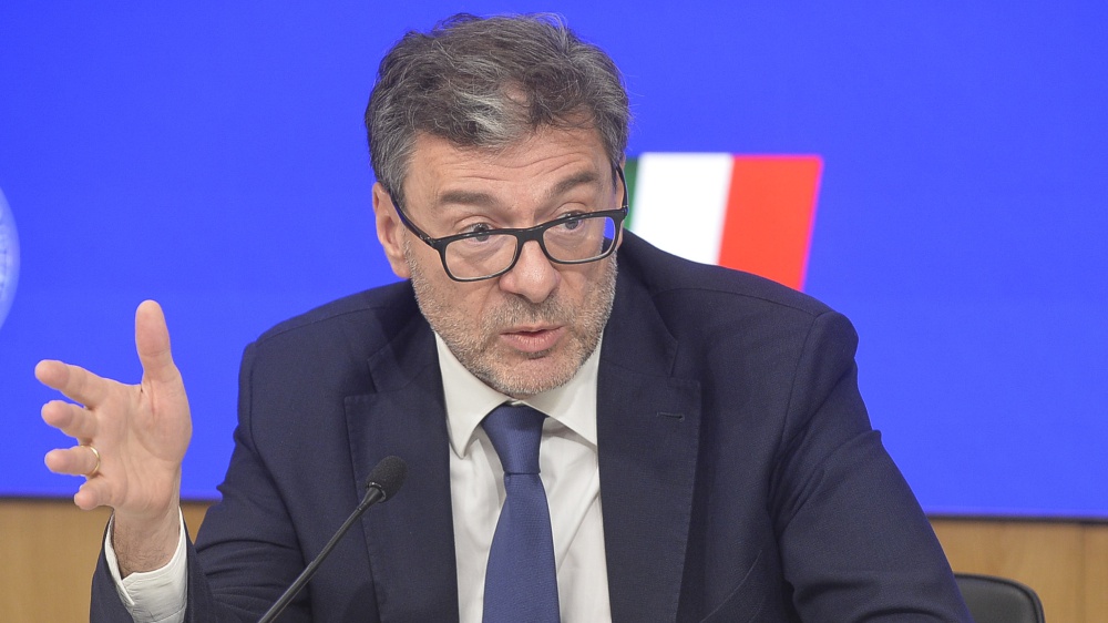 Manovra, il ministro dell’Economia Giorgetti: “No a nuove tasse, sacrifici per banche, assicurazioni e dicasteri”